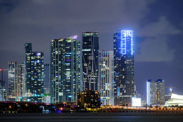 Miami kväll. Miami Business District, ljus och reflektioner i staden. — Stockfoto