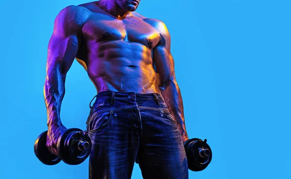 Naaktman aan het trainen met halters op blauwe achtergrond geïsoleerd. Sexy man die de halter optilt, kracht en motivatie. Man met perfecte six pack, buik en buikspieren. Kunstblauw licht, Kopieer ruimte. — Stockfoto