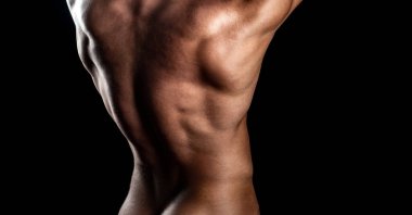Siyah arka planda izole edilmiş mükemmel sırtını gösteren adam. Çıplak adam pozu. Güç ve motivasyon. Sırtı mükemmel bir erkek model. Lgbt homoseksüel kavramı. Uzayı metin ve afiş için kopyala. Erkek beli..