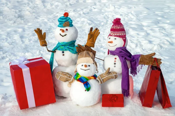 Feliz Navidad y feliz año nuevo tarjeta de felicitación. Snowmans en invierno Paisaje navideño. Familia muñeco de nieve con regalos y bolsa de compras. Banner de venta de invierno. Entrega regalo de Navidad. Regalo de Año Nuevo . —  Fotos de Stock