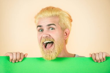 Broşür tasarım sayfası görüntüsü ilk okunan kişidir. Şaşırdım, sakallı adam elinde boş yeşil kağıt tutuyor..