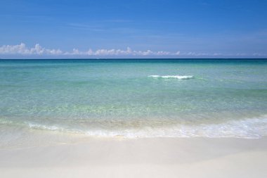 Tropikal Maldivler adasındaki sakin deniz sahillerinde mavi gökyüzü bulutları.