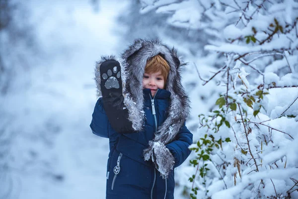 Den Winter in der Natur genießen. Winterporträt von niedlichen Kind im Schnee Garten. Outdoor-Porträt des niedlichen Babys bei kaltem, sonnigem Winterwetter im Park. — Stockfoto