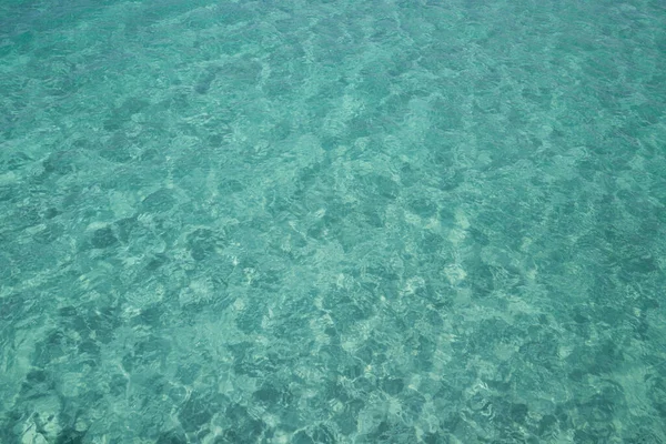 Nuvens com céu azul sobre a calma praia de mar na ilha das Maldivas tropicais. Praia de areia de verão e fundo do mar. Oceano vista praia . — Fotografia de Stock