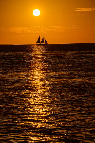 Sailing boats on a background of a beautiful sunset. — Stock Photo, Image