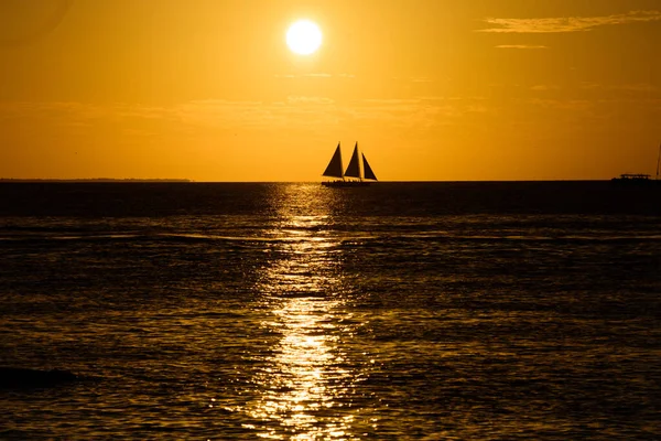 Navegando con una hermosa puesta de sol, fondo oceánico . — Foto de Stock