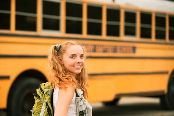 School tiener. Tiener meisje School concept. Tieners op schoolbus. — Stockfoto