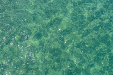 Kumlu sahilde yumuşak mavi okyanus dalgaları. Güzel deniz yazı ya da bahar soyut arkaplanı.