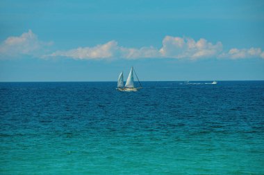 Mükemmel bir okyanus arka planı. Tropikal Maldivler adasındaki sakin sahil üzerinde mavi gökyüzü olan bulutlar. Güzel deniz manzarası.