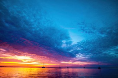 Okyanusta güzel bir tropikal gün doğumu..