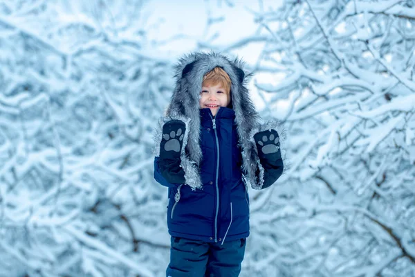 Ένα μικρό παιδί στο χιόνι. Παιδιά με χειμωνιάτικα ρούχα. Χειμώνας στην εξοχή. Παιδί του χειμώνα. Ευτυχισμένα παιδιά στη φύση περπατάνε το χειμώνα. — Φωτογραφία Αρχείου