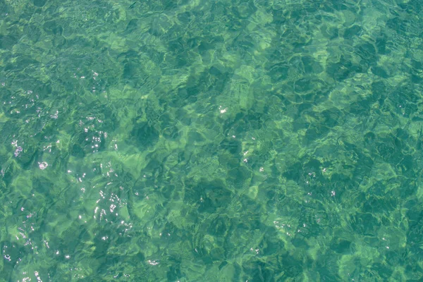 Zachte blauwe oceaan golf op zandstrand. Mooie zee zomer of lente abstracte achtergrond. — Stockfoto
