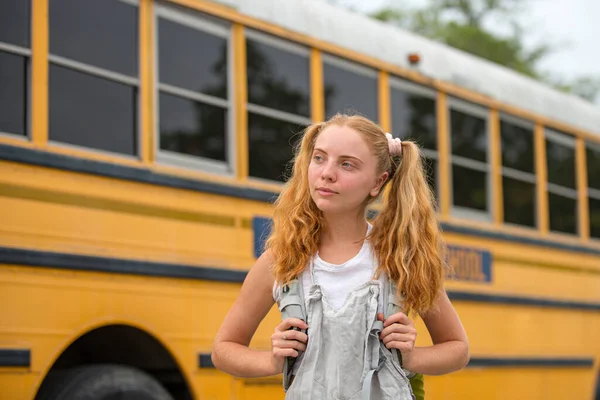 Teen School Konzept. Porträt einer Schülerin außerhalb der Schule. — Stockfoto