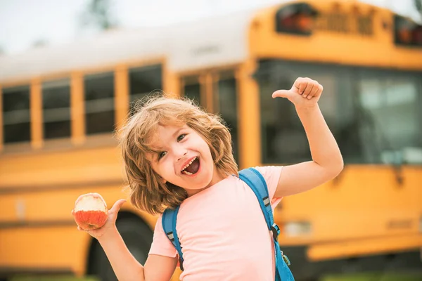 Glückliche Schulkinder im Schulbus. Kind streckt lächelnd die Daumen in die Höhe. — Stockfoto