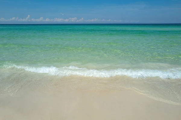 Morska plaża z błękitnym słońcem piasku nieba. Tropikalna rajska plaża z białym piaskiem. Delikatna fala błękitnego oceanu na piaszczystej plaży. — Zdjęcie stockowe