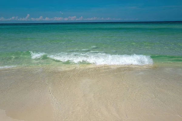 Playa Paradise. Ola del mar en la playa de arena. Hermoso paisaje marino con agua turquesa con espacio de copia para su mensaje de texto publicitario o contenido promocional . — Foto de Stock