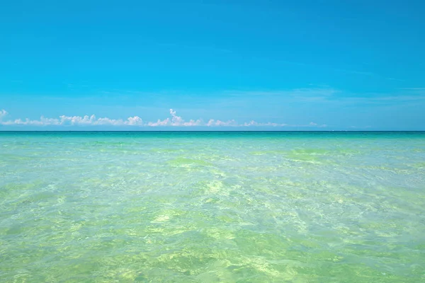 Viajar vacaciones de verano concepto de fondo. Hermoso paisaje marino tropical. Fondo panorámico amplio océano azul con mar . — Foto de Stock