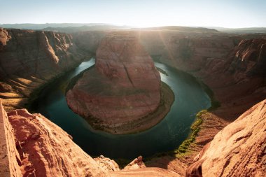 Arizona, ABD 'de Colorado Nehri üzerindeki Manzaralı At nalı Bükme Kanyonu.