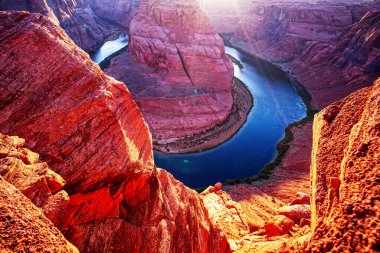 Arizona 'daki Horseshoe' nın manzarası çok güzel. Panoramik At Nalı Kıvrımı. Arizona 'daki Glen Kanyonu. Grand Canyon Ulusal Parkı 'ndaki Horseshoe Virajında manzara.
