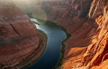 Canyon American Ulusal Parkı. Panoramik At Nalı Kıvrımı. Gün batımında Grand Canyon 'da Horseshoe Virajı.