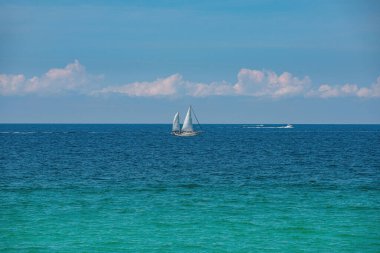 Mavi gökyüzü ve kumlu deniz kumsalı. Güzel tropikal deniz manzarası. Yaz plajı ve deniz.