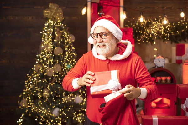 サンタクロースとクリスマスグリーティングカード。サンタとクリスマスプレゼント。成熟したサンタクロースの肖像. — ストック写真