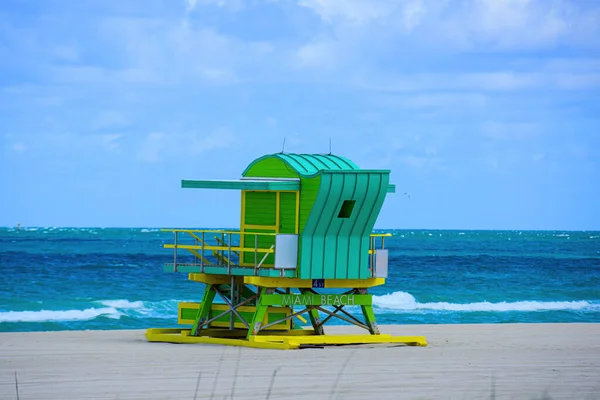 マイアミビーチのライフガードタワー。青空と大西洋と晴れた夏の日。サンディ・トロピカル・シーン. — ストック写真