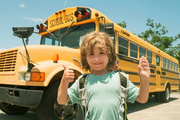 Kind aus der Grundschule mit Tasche im Schulbus. Glückliche Schulkinder. — Stockfoto