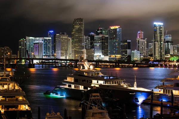 Port Miami Florida. Miami Florida al tramonto, skyline di edifici illuminati e Macarthur Causeway ponte. — Foto Stock