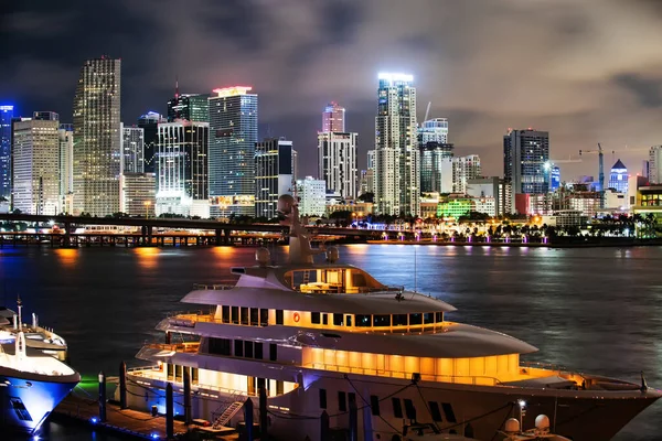 Yacht or boat next to Miami downtown. — Stock Photo, Image