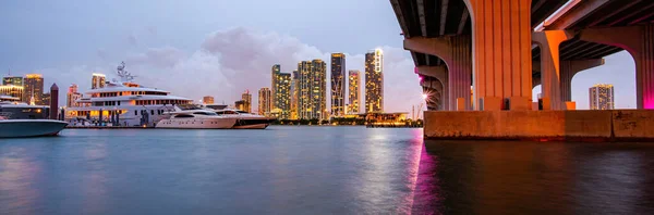 Miami City Night. Krásné panorama Miami Florida při západu slunce. — Stock fotografie