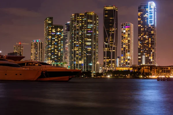 Noite de Miami. Miami South Beach vista de rua com reflexos de água à noite . — Fotografia de Stock