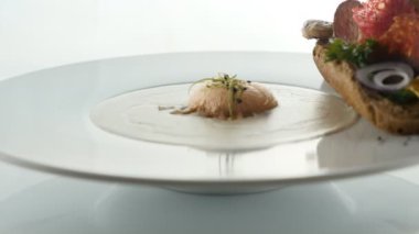 Gurme yemeği. Çorba, kremalı ve maydanozlu irika. Üst Manzara. Mutfak yemekleriyle süslenmiş yemek ziyafeti. Yemekleri taşıyın. Moleküler gıda.