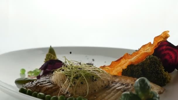 Haute cuisine, restaurant maaltijd concept. Luxe Moleculaire Schotel met gesneden kalfsvlees. — Stockvideo