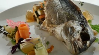 Yemek balığı, restoran menüsü. Restoran yemekleri, seçici odaklanma, döngü, 360. Lezzetli aperatifler ve lüks restoran yemekleri..