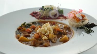 Et menüsü. Lezzetli aperatifler ve lüks restoran yemekleri..