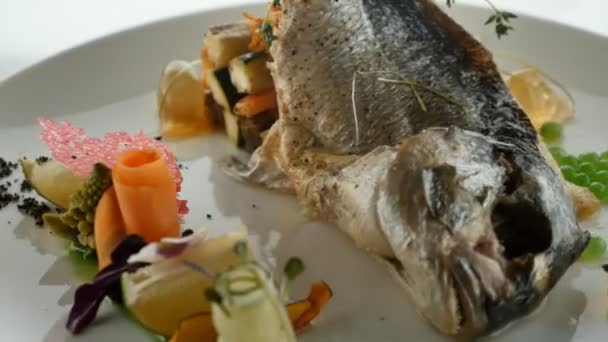 Eten vis, Restaurant menu. Restaurant eten, Selectieve focus, Loop, 360. Heerlijke hapjes en luxe restaurantgerechten. — Stockvideo
