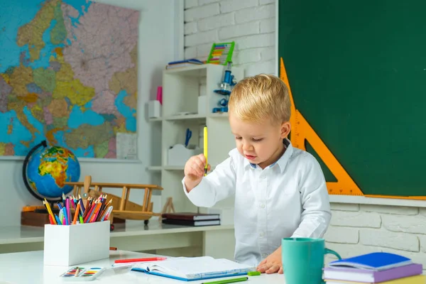 Utalentowane dziecko. Dzień nauczyciela. Dzieciaki ze szkoły. Wracać do szkoły. Dzieciak uczy się w klasie na tle tablicy.. — Zdjęcie stockowe