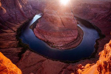 Kanyon arka planı. Arizona Horseshoe Bend Grand Canyon 'da. Colorado nehri macera mekanında. Colorado Nehri.