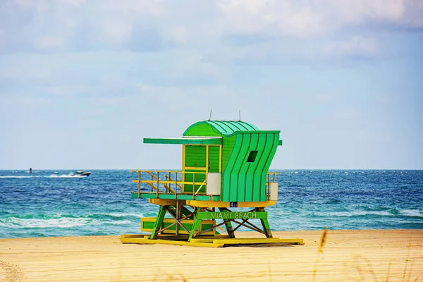 Μαϊάμι Beach Ναυαγοσώστης σταθεί στη Φλόριντα ηλιοφάνεια. Μαϊάμι Μπιτς, Φλόριντα. — Φωτογραφία Αρχείου