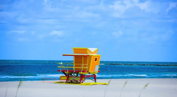 マイアミビーチライフガードフロリダの日差しの中に立つ。サンディ・トロピカル・シーン. — ストック写真