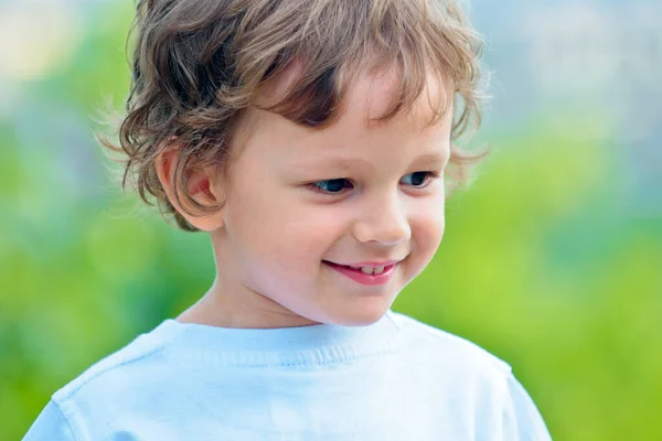 A criança tem alegria de verão. Dia internacional das crianças. Fechar-se de menino bonito. Retrato de um rapazinho a posar lá fora. Retrato de perto de um rapaz feliz. Rapazinho engraçado. Close-up. Criança despreocupada . — Fotografia de Stock