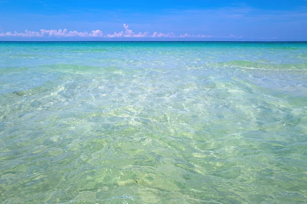 Suave ola azul del océano en la playa de arena limpia. Hermosa ola de mar y cielo azul. Playa de arena de verano y fondo marino . —  Fotos de Stock