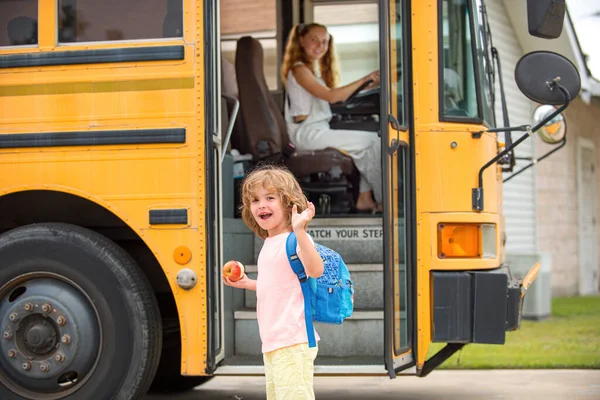 Kind steigt in Schulbus. Zurück zur Schule und eine glückliche Zeit. Wenig bereit zum Studium. Heimerziehung. — Stockfoto