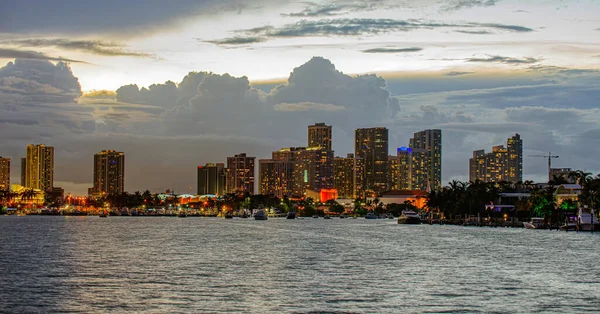 Die Skyline von Miami bei Nacht - Panoramabild. Miami Innenstadt. — Stockfoto