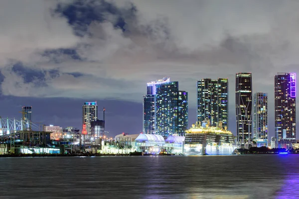 Miami Skyline. Plavební loď v přístavu Miami při západu slunce s více luxusních jachet. Krásné panorama Miami Florida při západu slunce. — Stock fotografie