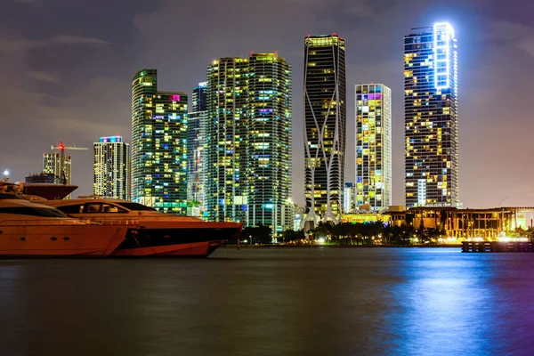 Miami South Beach Street View con riflessi d'acqua di notte. Miami notte in centro. — Foto Stock