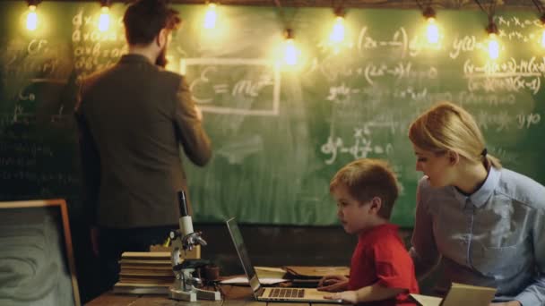 Joven feliz familia padre e hijo escolarización matemáticas juntos. Educación en el hogar. Infancia y educación. Profesor en casa o tutor de tareas. Educación, estilo de vida familiar, concepto de educación en el hogar . — Vídeo de stock