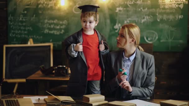 Edukacja domowa. Młoda matka i mały syn przedszkolak bawią się rysunkiem razem, szczęśliwa mama uczy się z małym chłopcem w domu, koncepcja edukacji. Zabawny młody uczeń. — Wideo stockowe