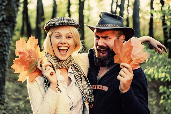 Herbst Paar auf Herbst Natur Hintergrund. Verliebte auf herbstlichem Hintergrund. Hallo Herbst. — Stockfoto